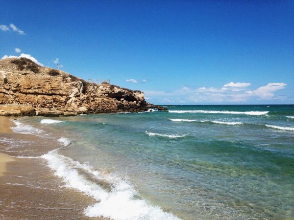 "Spiaggia incontaminata di Eloro, mare cristallino e natura selvaggia per una vacanza slow e immersiva vicino a Noto. Tra le spiagge più belle della Sicilia sud orientale"