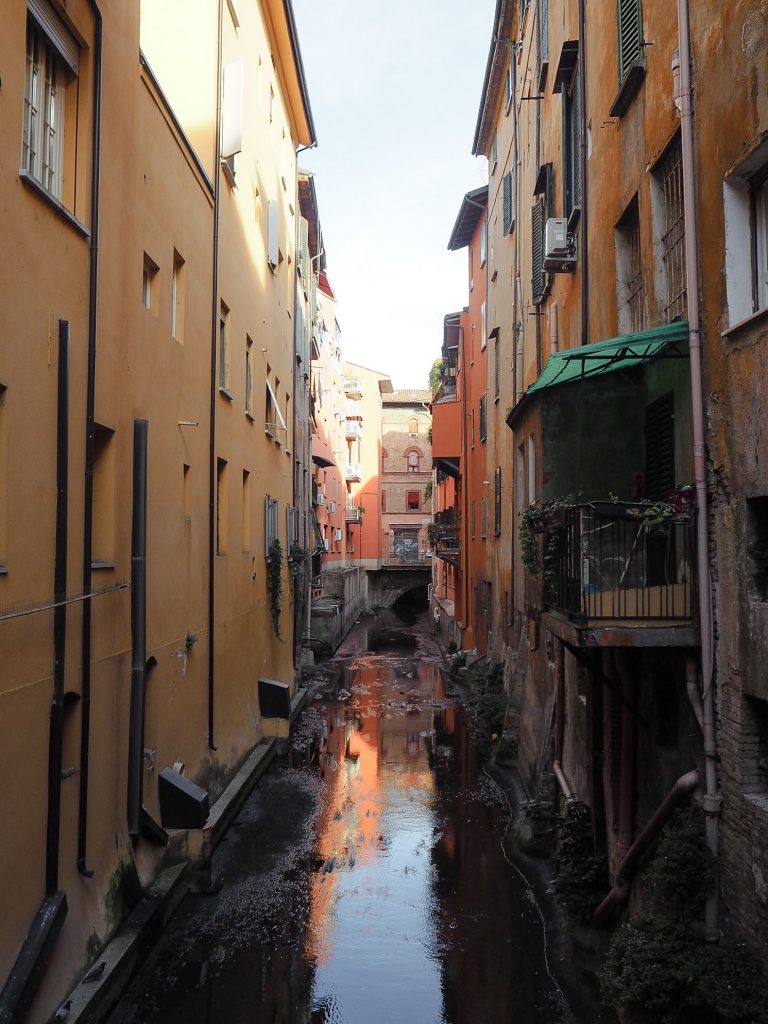 Finestrella di Via Piella Bologna affaccio sul canale delle Moline piccola Venezia per un itinerario a Bologna in due giorni