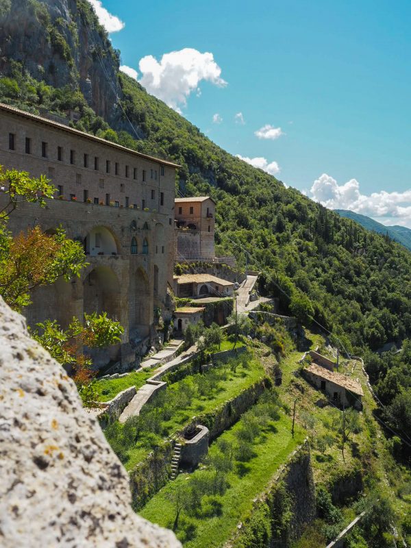 Monastero Sacro Speco San Benedetto Subiaco incastonato roccia Monte Taleo