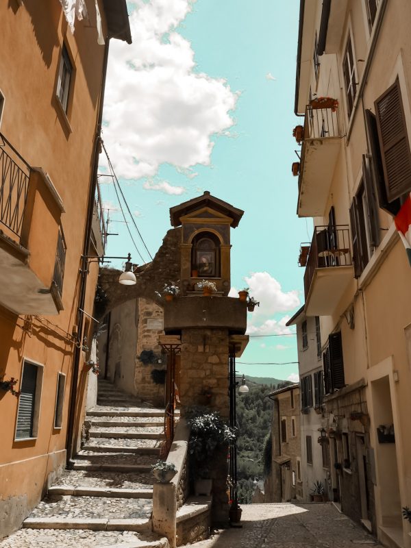Piazzetta Pietra Sprecata centro storico Subiaco borgo medievale Lazio