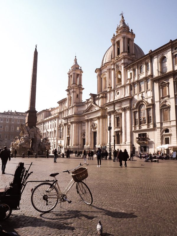 Bicicletta vintage in Piazza Navona con Fontana dei Quattro Fiumi, una delle piazze gratuite di Roma