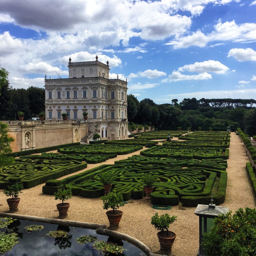 Veduta dei giardini di Villa Pamphili con prati verdi e alberi secolari, parco storico gratuito di Roma