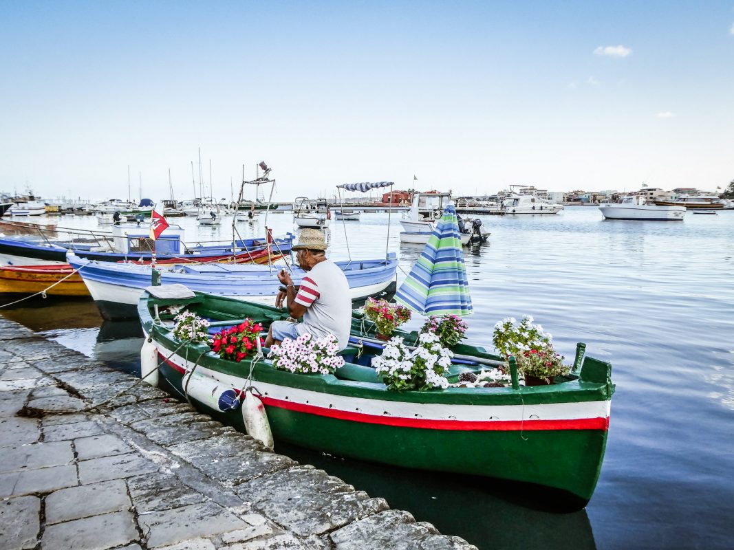 barca con pescatore a marzamemi fuga romantica Sicilia