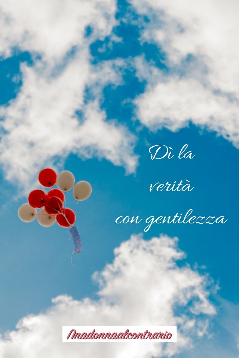 Palloncini bianchi e rossi che volano nel cielo azzurro con la scritta "Dire la verità con gentilezza" – messaggio sulla verità e la comunicazione empatica