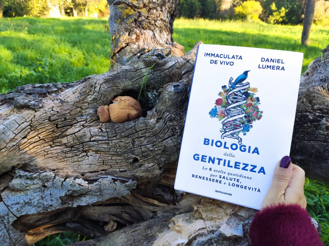 Libro Biologia della gentilezza in una foto al parco di unadonnaalcontrario