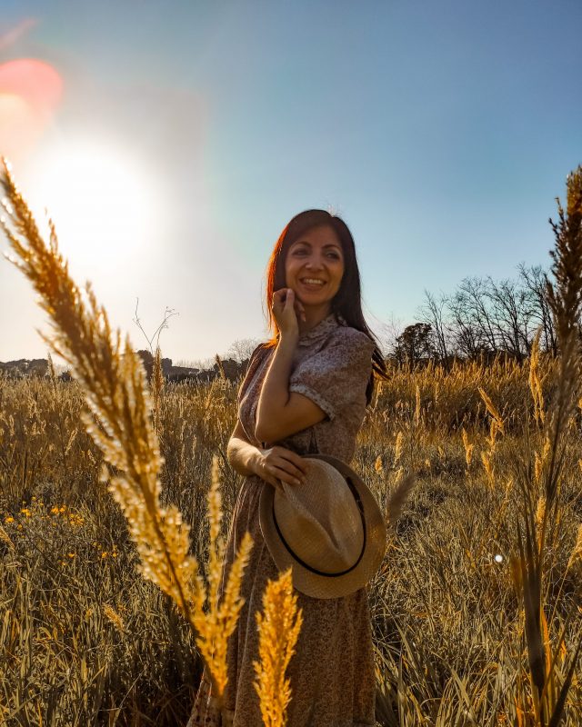 Noemi Bengala in un campo di grano per Lughnasadh, rituale del primo raccolto estivo