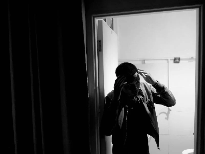 uomo con mal di testa overthinking