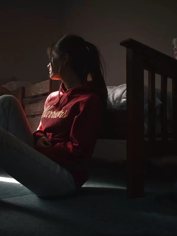 apatia ragazza che guarda verso la finestra