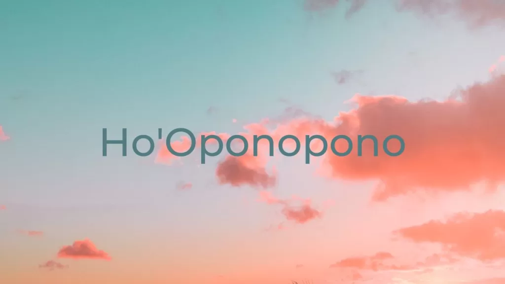 Cielo con nuvole rosa e scritta Ho'oponopono, la tecnica hawaiana di perdono e riconciliazione per il benessere interiore