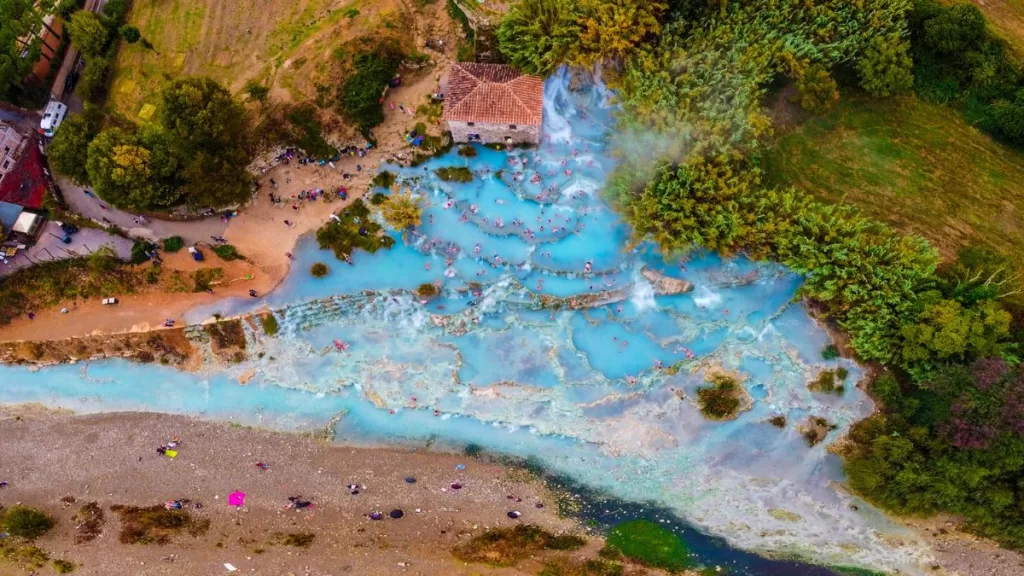 Cascate del Mulino Terme di Saturnia Toscana, pozze naturali acqua sulfurea 37 gradi tra vegetazione mediterranea