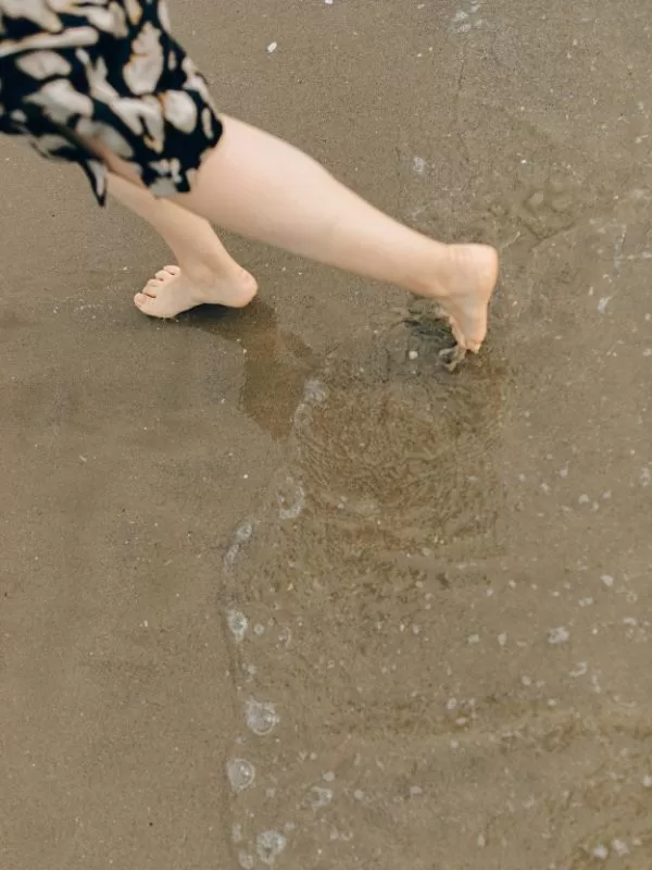meditazione camminata sulla spiaggia