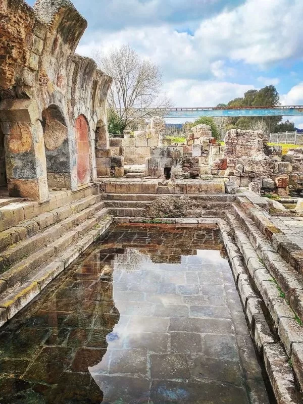 Terme gratis Terme romane Fordongianus Sardegna, vasca acqua termale 54 gradi tra rovine Foro di Traiano e allori