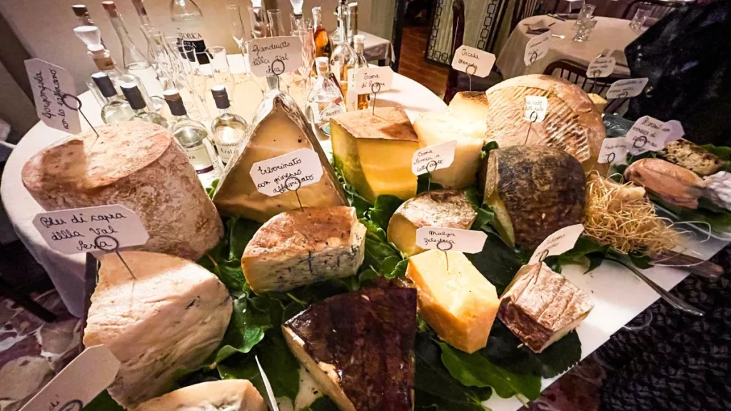 carrello di formaggi ristorante castellaccio colline piacentine