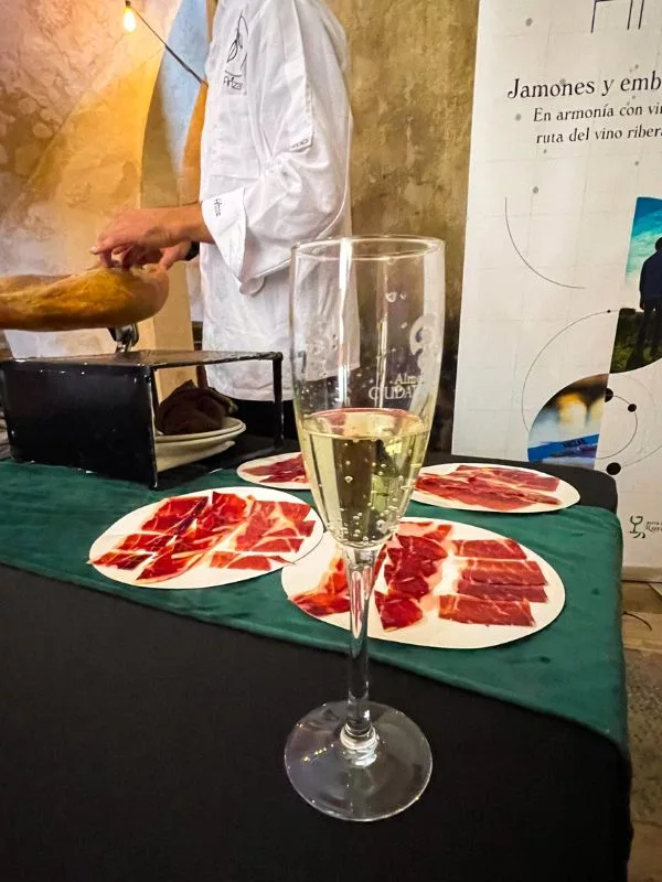 Jamon Iberico e vino metodo classico Estremadura
