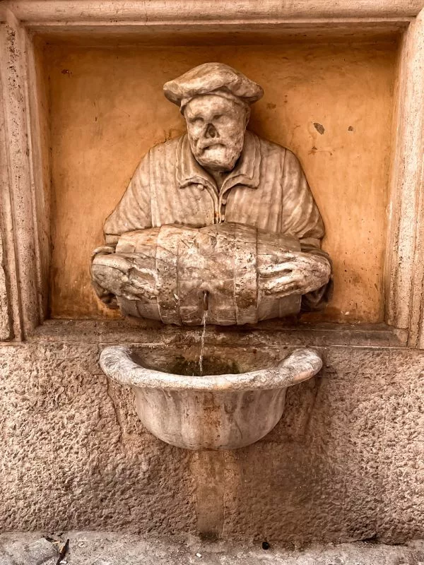 Fontana del facchino roma
