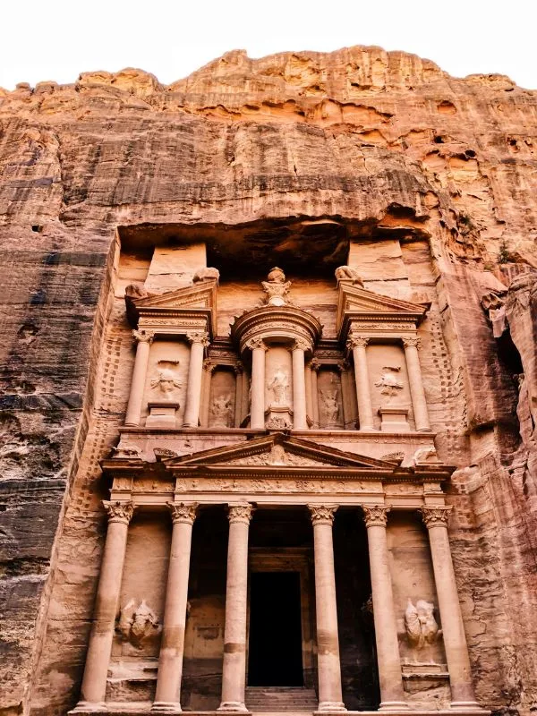 Il Tesoro di Petra scavato nella roccia rosa, principale attrazione della Giordania da visitare ad aprile