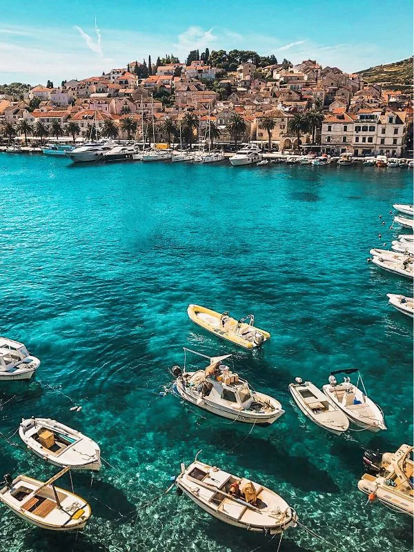 Borgo colorato Costa Azzurra Francia case pastello mare Mediterraneo per una vacanza a maggio
