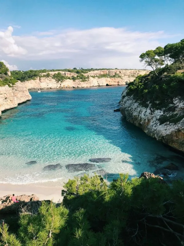Spiaggia sabbia bianca Maiorca maggio acqua cristallina Baleari