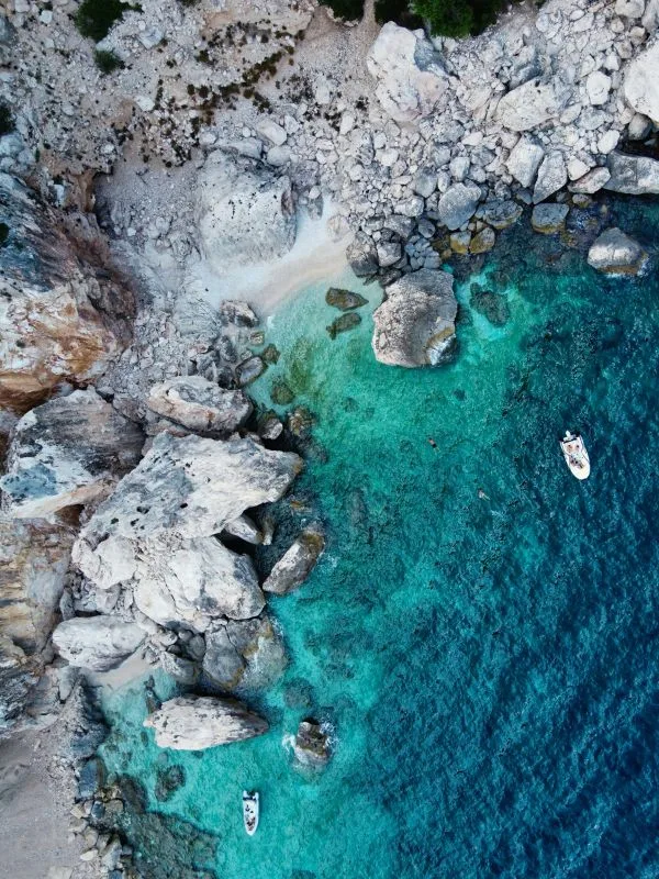Mare cristallino della Sardegna a settembre, meta perfetta per un reset del sistema nervoso lontano dalla folla estiva