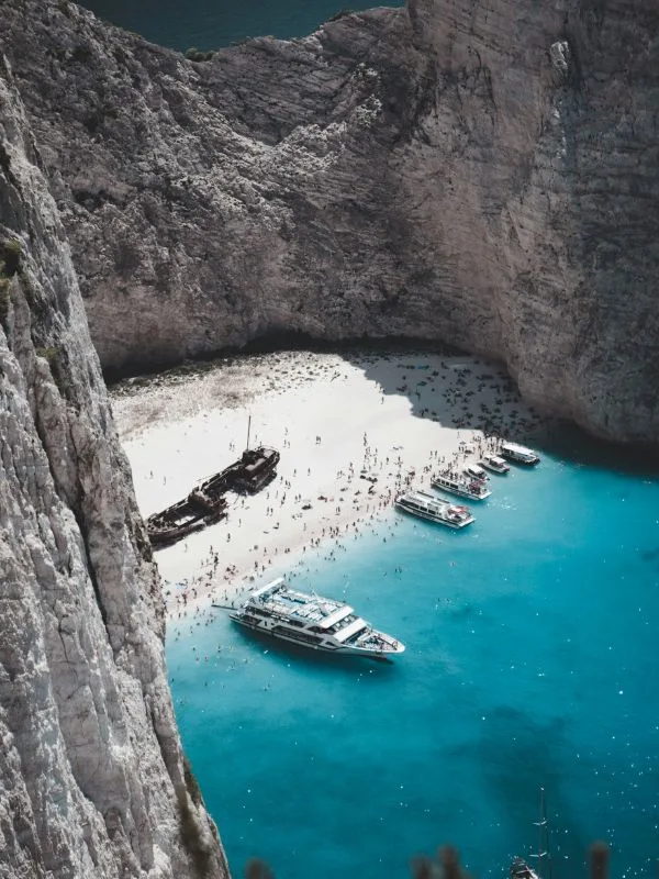 "Spiaggia con mare turchese a Zante in Grecia, destinazione perfetta per una vacanza a luglio rilassante al mare"