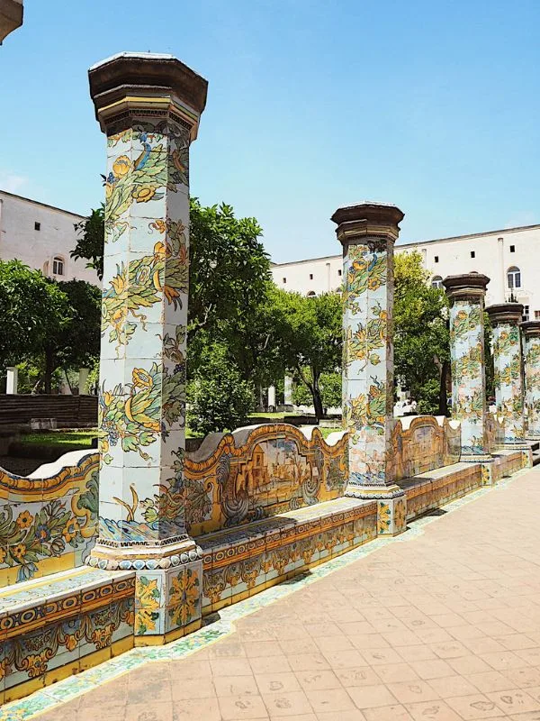 e colonne del chiostro di Santa Chiara a Napoli in ottobre, meta italiana per riattivare il sistema nervoso con la vitalità e la bellezza partenopea