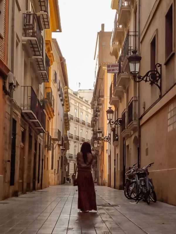 Noemi Bengala tra le strade mattutine di Valencia in Spagna, meta perfetta per una vacanza a ottobre tra architettura futuristica e storia millenaria