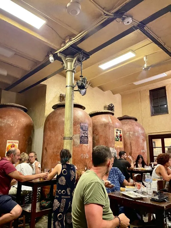 Interno di Casa Morales a Siviglia con le storiche giare di vino d'epoca, uno dei locali più autentici dove mangiare tapas in centro