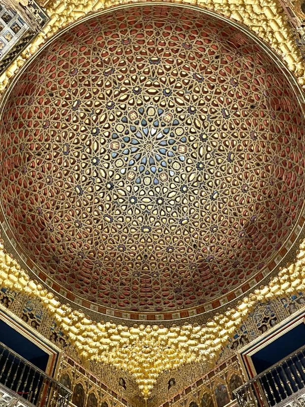 Dettaglio della cupola dorata del Salón de Embajadores nel Real Alcázar di Siviglia, capolavoro dell'architettura mudéjar del XIV secolo