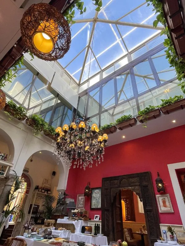 Sala colazione dell'El Rey Moro Hotel Boutique nel Barrio de Santa Cruz a Siviglia, con il caratteristico lucernario andaluso che inonda di luce naturale gli spazi interni