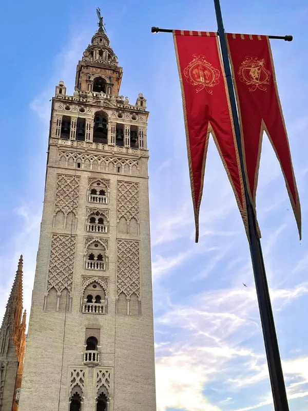 La Giralda di Siviglia, l'antico minareto arabo trasformato in campanile della Cattedrale gotica, simbolo della città andalusa