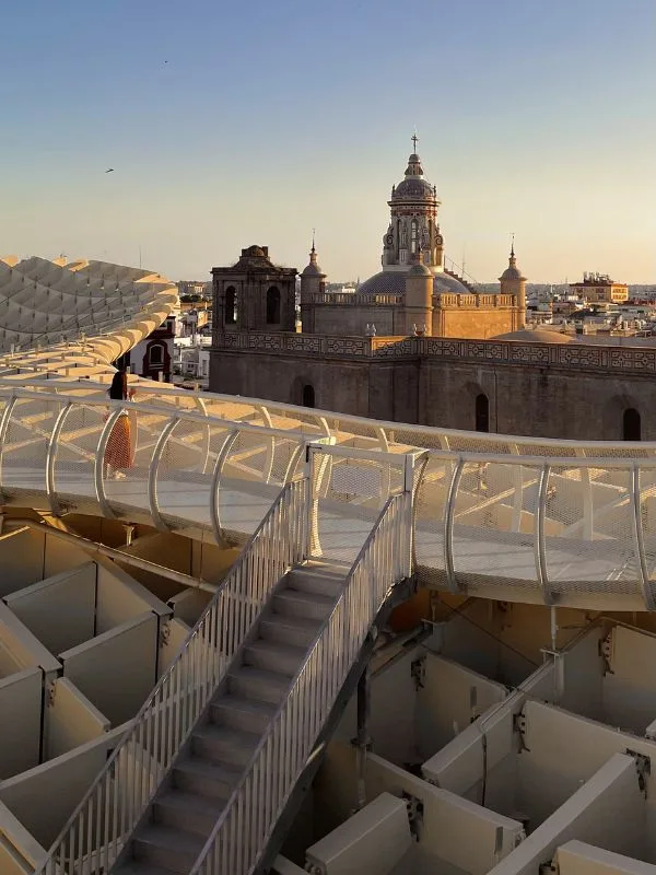 Noemi Bengala sulla passerella panoramica di Las Setas al tramonto, il Metropol Parasol di Plaza de la Encarnación a Siviglia