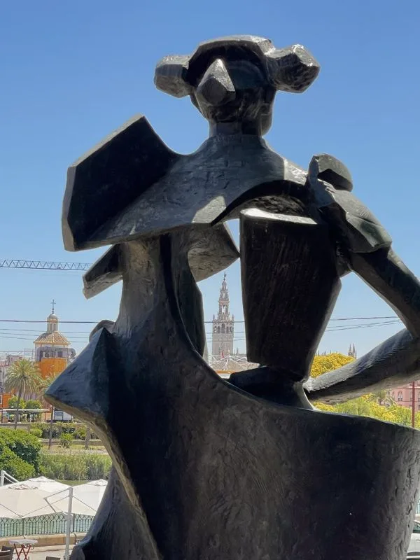 Monumento al torero Juan Belmonte nel quartiere di Triana a Siviglia, simbolo dell'anima gitana e della tradizione flamenca della città