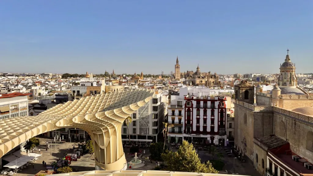 Vista panoramica di Siviglia dalla passerella di Las Setas al tramonto, con i tetti della città antica e la Giralda sullo sfondo